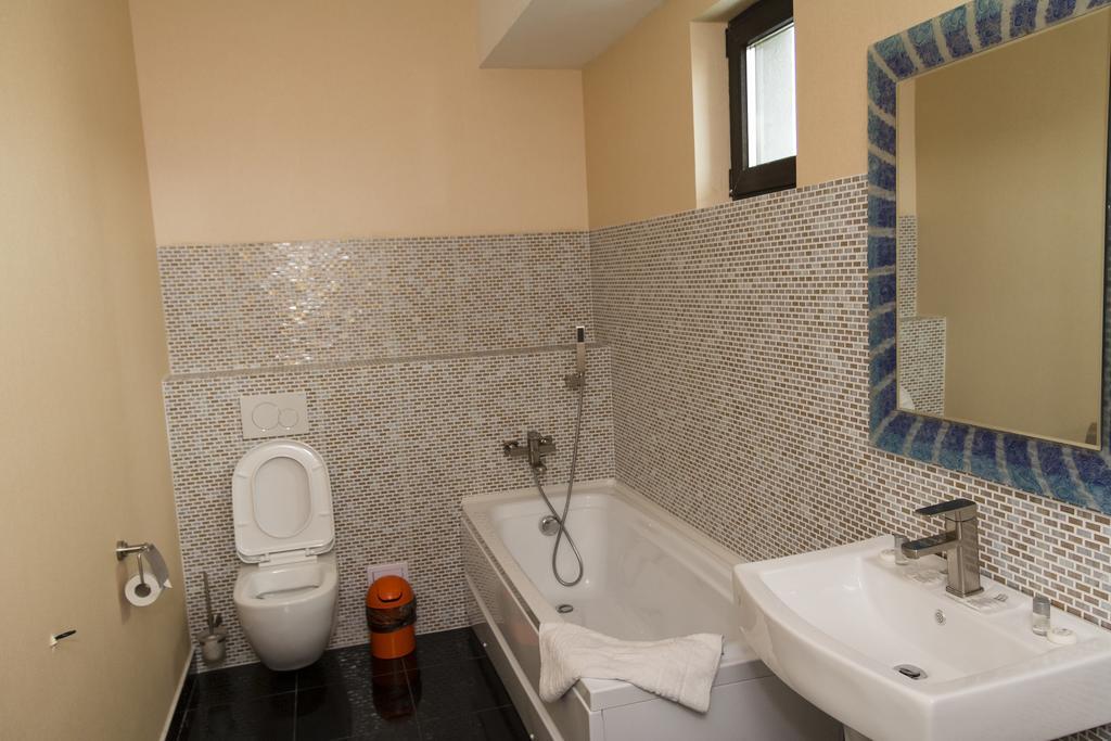 Pik Elegance Hotel Ploiesti Bilik gambar