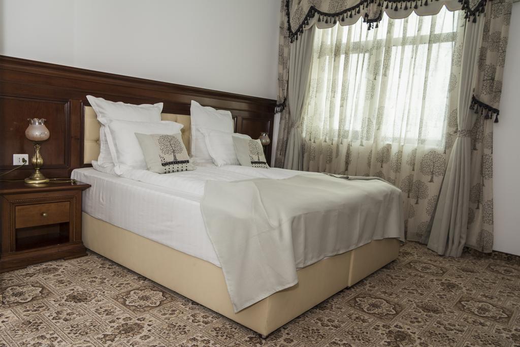 Pik Elegance Hotel Ploiesti Bilik gambar