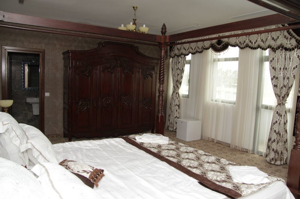 Pik Elegance Hotel Ploiesti Luaran gambar