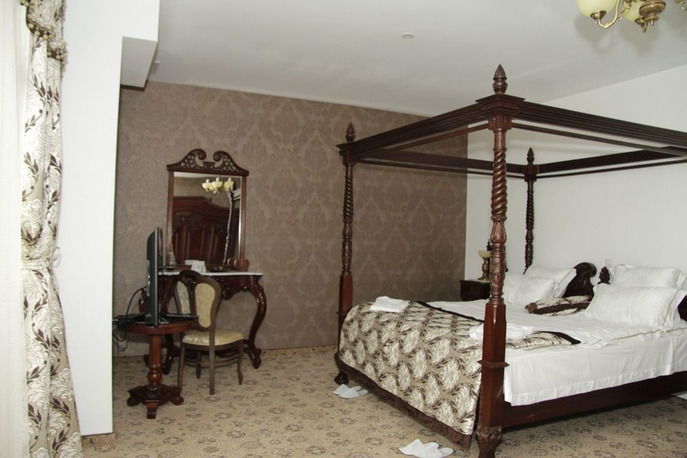 Pik Elegance Hotel Ploiesti Luaran gambar
