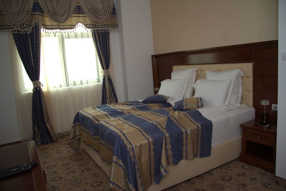 Pik Elegance Hotel Ploiesti Luaran gambar