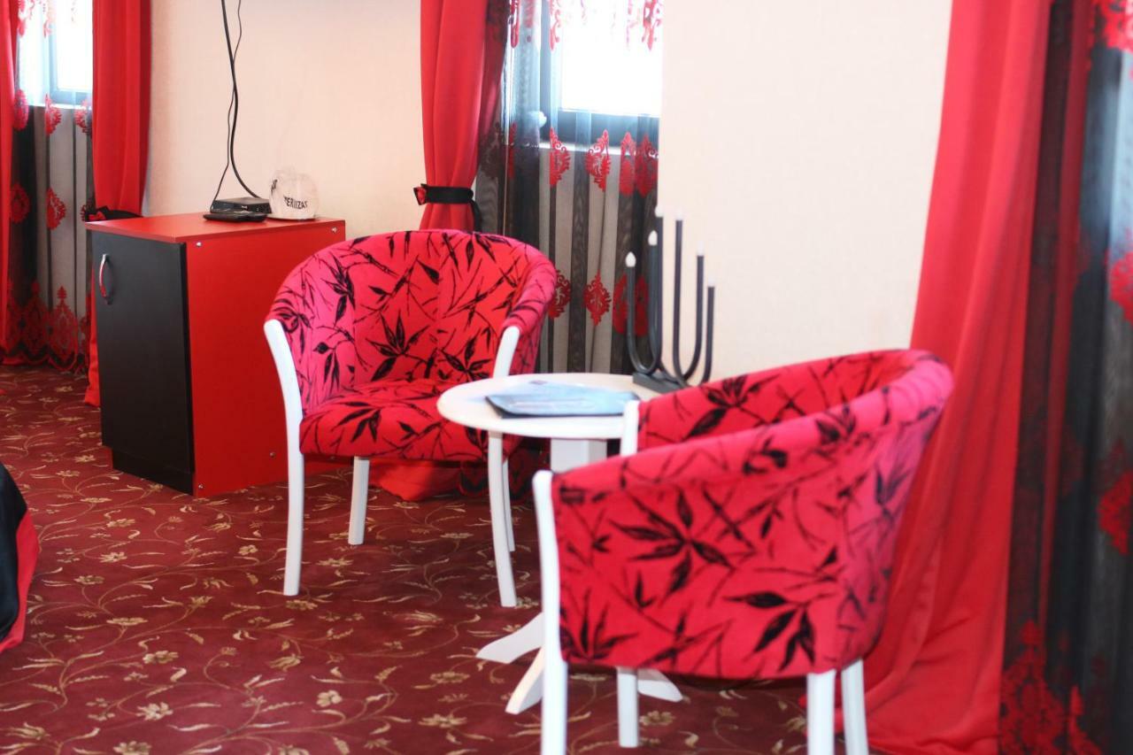 Pik Elegance Hotel Ploiesti Luaran gambar