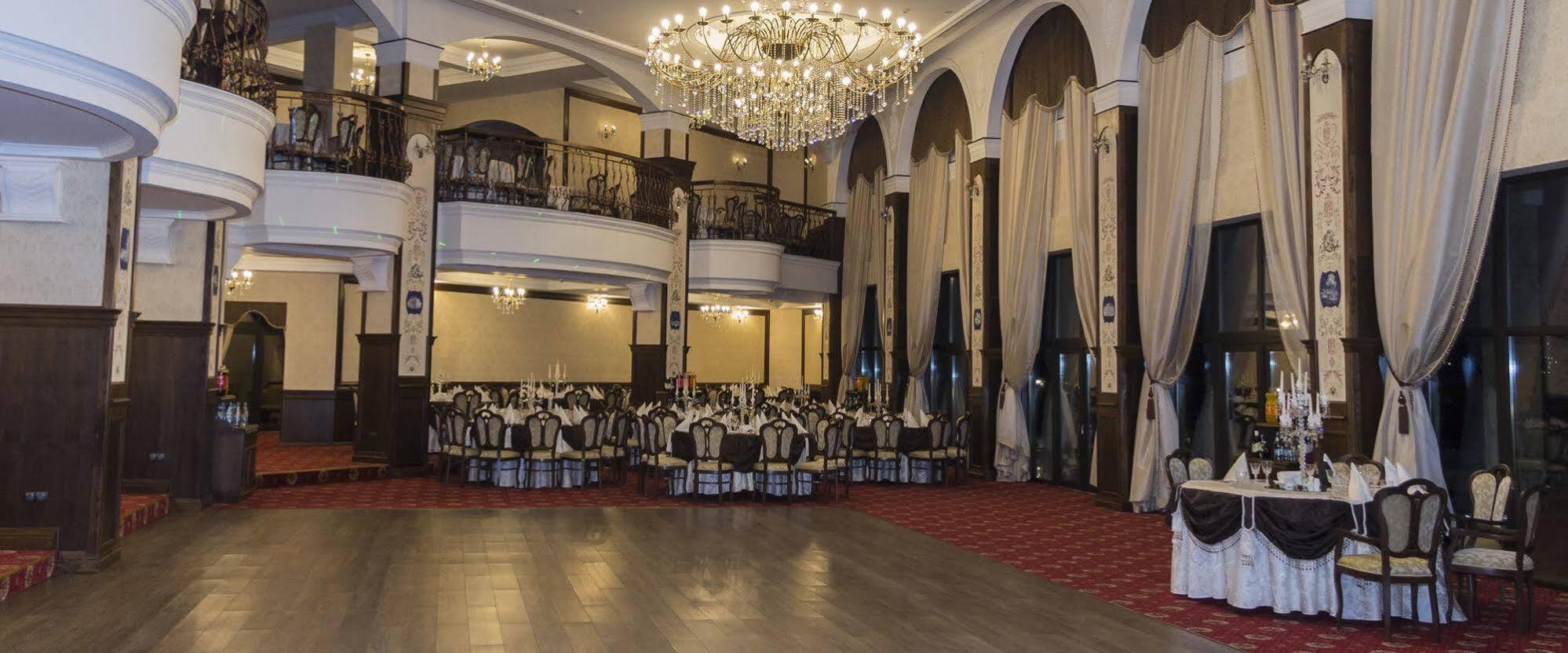Pik Elegance Hotel Ploiesti Luaran gambar