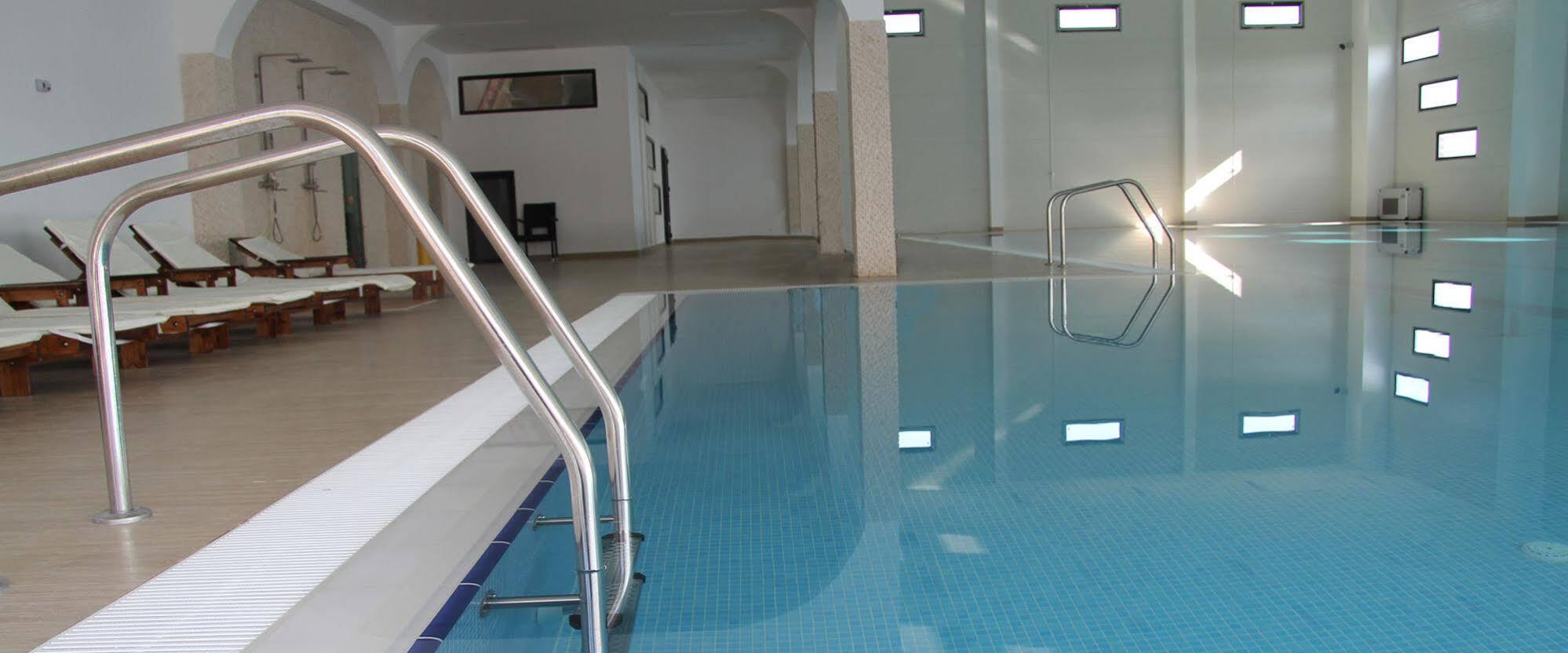 Pik Elegance Hotel Ploiesti Luaran gambar