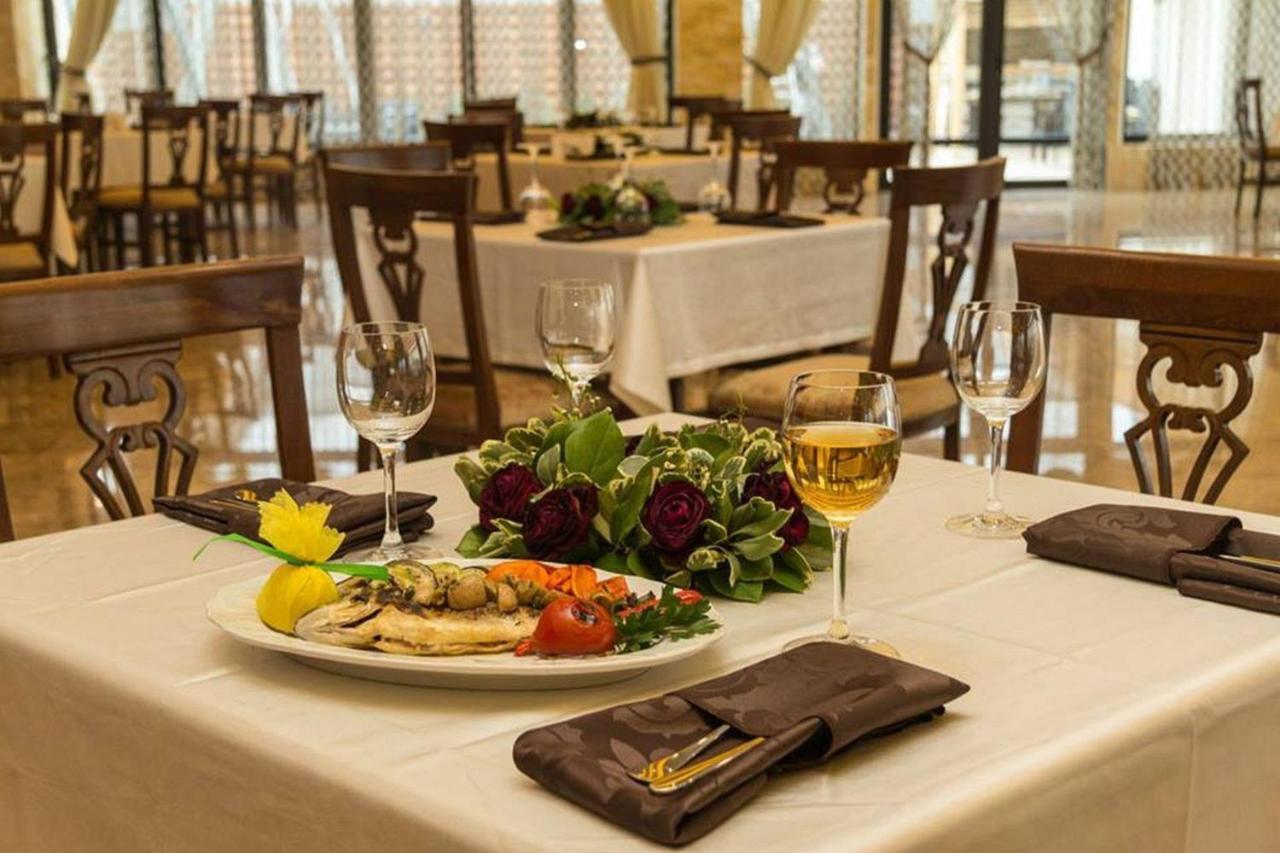 Pik Elegance Hotel Ploiesti Luaran gambar