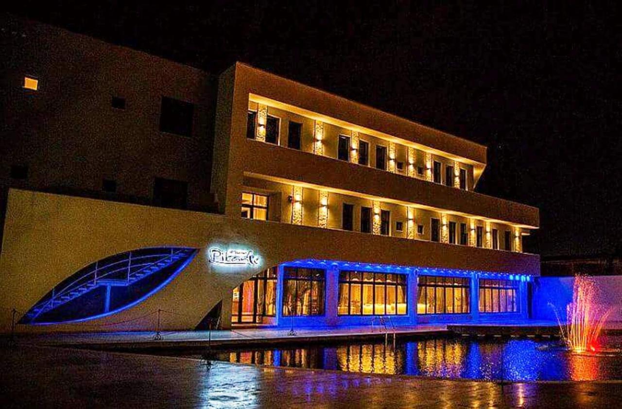 Pik Elegance Hotel Ploiesti Luaran gambar
